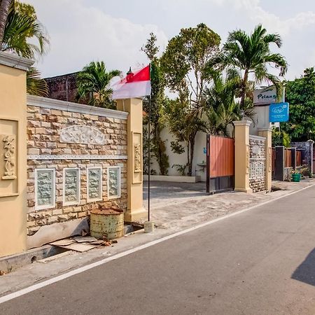 Oyo 3831 Pelangi Residence Syariah Solo Dış mekan fotoğraf